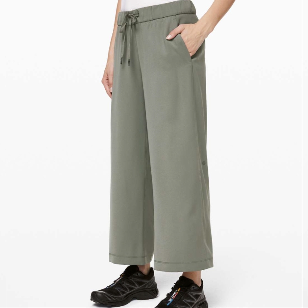 Lululemon On the Fly Wide-Leg 7/8 Pant *Woven Grey Sage